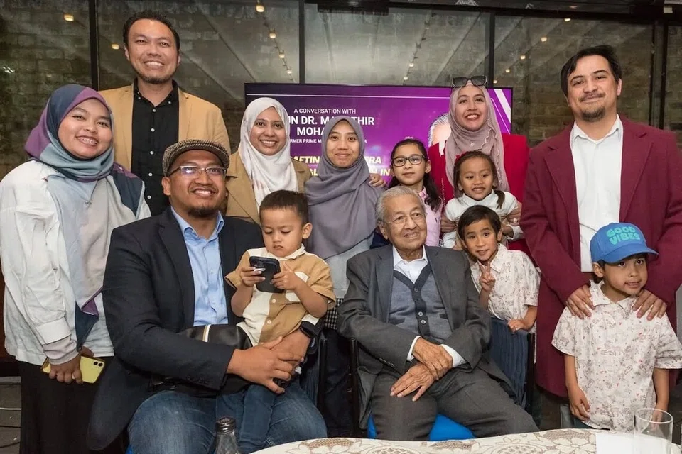 Pensyarah Perubatan, di Universiti Sains Islam Malaysia (Usim) dekat Nilai, Negeri Sembilan, Dr Hanis Hidayu Kasim (berdiri belakang, tiga dari kiri), bersama mantan Perdana Menteri Malaysia, Tun Dr Mahathir Mohamad (duduk depan, kanan), ketika pemimpin itu melawat Universiti Cambridge pada Julai 2024.