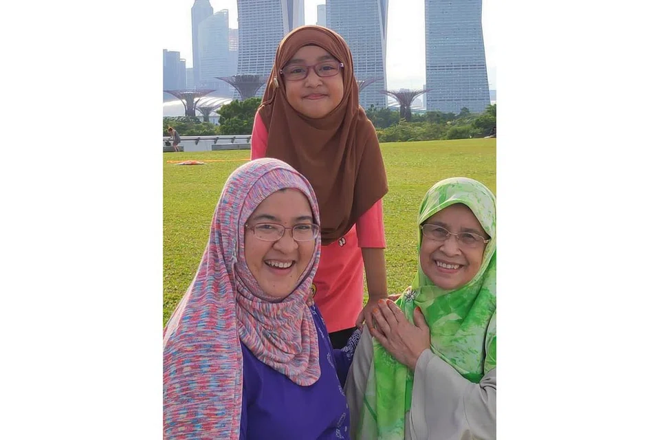 IKATAN TETAP UTUH: Cik Norismilda Ismail bersama ibu, Cik Norsiah Jantan dan anak perempuannya Siti Nur Naurah Mohd Yazid, lapan tahun. - Foto ihsan NORISMILDA ISMAIL