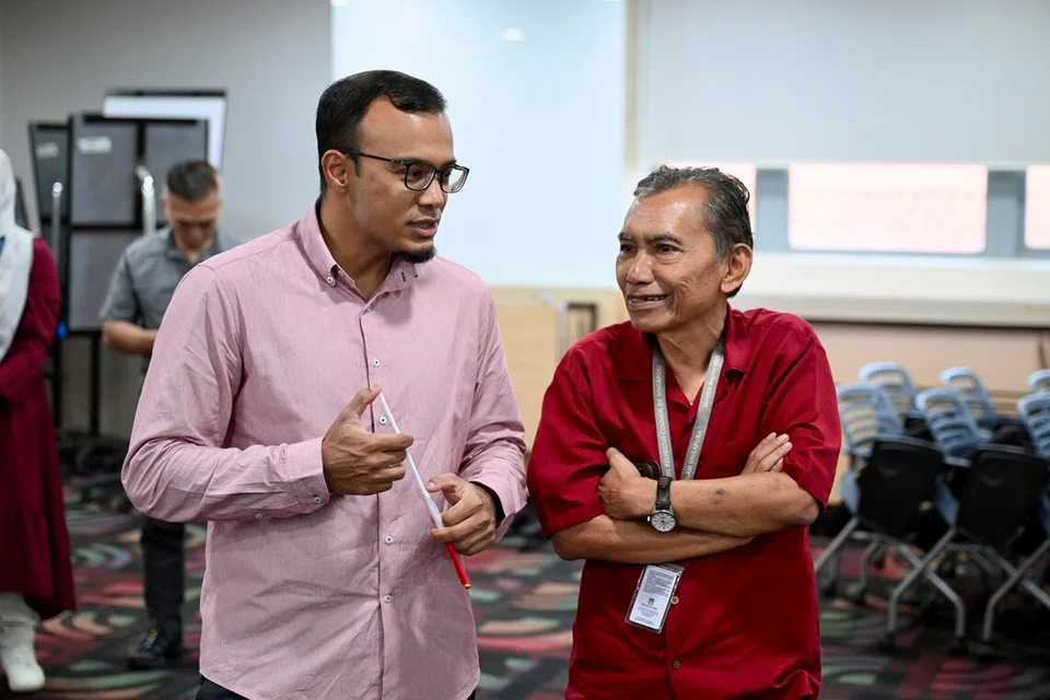 Encik Khairul Anwar Mohamed Abdul Alim (kiri) bersama Presiden MUIS, Encik Mohamed Saat Abdul Rahman.