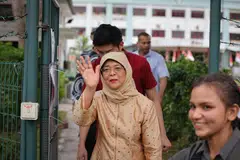 TURUT SERTA UNDI: Presiden kelapan Singapura, Puan Halimah Yacob, tiba di Sekolah Menengah Chung Cheng pada sekitar 8.15 pagi untuk mengundi dan memilih peggantinya.