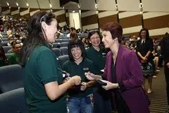 INTERAKSI DENGAN PESERTA: Cik Low Yen Ling (depan, kanan) berinteraksi dengan kakitangan Mandai Wildlife Reserve yang hadir di acara Transformasi Pelancongan 2023 di Pusat Konvensyen Politeknik Singapura. - Foto POLITEKNIK SINGAPURA