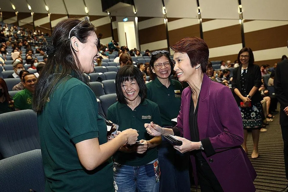 INTERAKSI DENGAN PESERTA: Cik Low Yen Ling (depan, kanan) berinteraksi dengan kakitangan Mandai Wildlife Reserve yang hadir di acara Transformasi Pelancongan 2023 di Pusat Konvensyen Politeknik Singapura. - Foto POLITEKNIK SINGAPURA