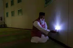 Sebagai langkah menyesuaikan penggunaan elektrik, Pengerusi Masjid Bencoolen, Encik Mohamed Rafeeq Mohamed Yusoof, menggunakan lampu LED kecil di ruang solat utama selepas 10.30 malam, iaitu selepas tamat waktu operasi masjid, sebagai usaha mengurangkan penggunaan tenaga di samping memastikan ruang tersebut tidak gelap sepenuhnya.