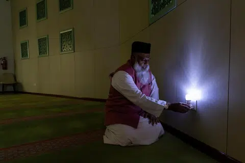 Sebagai langkah menyesuaikan penggunaan elektrik, Pengerusi Masjid Bencoolen, Encik Mohamed Rafeeq Mohamed Yusoof, menggunakan lampu LED kecil di ruang solat utama selepas 10.30 malam, iaitu selepas tamat waktu operasi masjid, sebagai usaha mengurangkan penggunaan tenaga di samping memastikan ruang tersebut tidak gelap sepenuhnya.