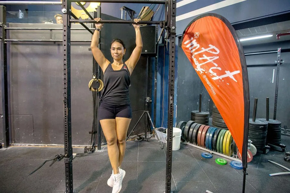 CIK JURIANA MOHAMAD: Ibu dua anak ini berusaha meluangkan masa bersenam selepas sehari suntuk bekerja, walaupun dengan berjalan kaki sahaja. - Foto BH oleh IQBAL FAIZAL