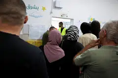 Penduduk Arab beratur untuk mengundi dalam pilihan raya umum Israel di sebuah pusat mengundi di perkampungan Arab Taibe, utara Israel, pada 27 Oktober 2026. Undi masyarakat Arab menjadi tumpuan kerana berpotensi mempengaruhi keputusan pilihan raya, khususnya dalam menentukan pembentukan pemerintah baru Israel di tengah-tengah perpecahan politik dan konflik berterusan di Gaza.
