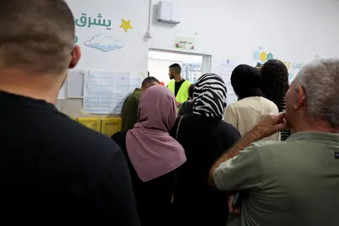 Penduduk Arab beratur untuk mengundi dalam pilihan raya umum Israel di sebuah pusat mengundi di perkampungan Arab Taibe, utara Israel, pada 27 Oktober 2026. Undi masyarakat Arab menjadi tumpuan kerana berpotensi mempengaruhi keputusan pilihan raya, khususnya dalam menentukan pembentukan pemerintah baru Israel di tengah-tengah perpecahan politik dan konflik berterusan di Gaza.