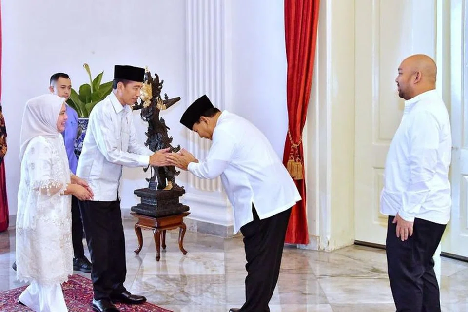 Presiden Terpilih Indonesia merangkap Menteri Pertahanan, Encik Prabowo Subianto (dua dari kanan), bersalaman dengan Presiden Indonesia, Encik Joko ‘Jokowi’ Widodo (tiga dari kiri) semasa berkunjung ke rumah terbuka Encik Jokowi di Istana Negara di Jakarta pada 10 April.