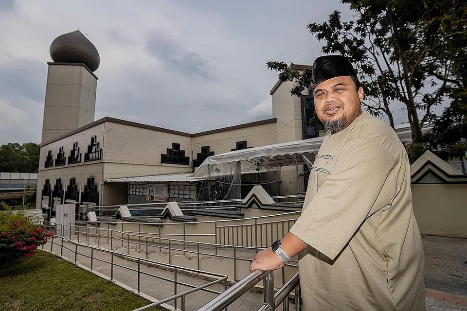 HARAP SOKONGAN RAMAI: Pengerusi Eksekutif Masjid Darul Makmur, Encik Izuan Mohd Rais, berharap orang ramai akan terus menyumbang derma kepada masjid itu dalam menjayakan projek peningkatan masjid yang akan dapat menampung lebih ramai jemaah, daripada 2,500 orang kepada 4,100 orang. - Foto BH oleh NUR DIYANA TAHA