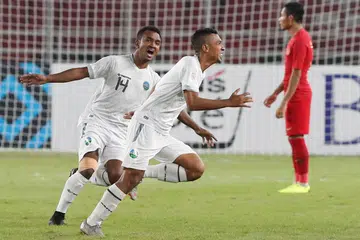 PENYERANG MUDA BERBAKAT: Penyerang muda Timor-Leste, Rufino Gama (kanan) membuka tirai jaringan ketika menentang Indonesia dalam perlawanan kedua mereka di Piala AFF Suzuki. - Foto fail