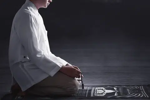 Ibadah paling utama pada lailatulqadar ialah mendirikan solat malam, sama ada solat tarawih atau solat tahajud di penghujung malam. 