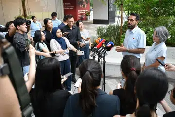 Encik Pritam Singh (dua dari kanan), menjawab soalan pihak media susulan Persidangan Khas Anggota Kader serta Persidangan Ahli Kader, di mana anggota Jawatankuasa Eksekutif Pusat (CEC) Parti Pekerja (WP) dilantik pada 28 Jun.