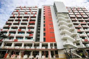 DORMITORI MASIH DIBELENGGU COVID-19: Satu kes tambahan berkait dengan kelompok Sungei Tengah Lodge di 500 Old Choa Chu Kang Road menjadikan keseluruhan bilangan kes jangkitan Covid-19 di dormitori ini mencecah 212 kes kini. - Foto CHINESE MEDIA GROUP