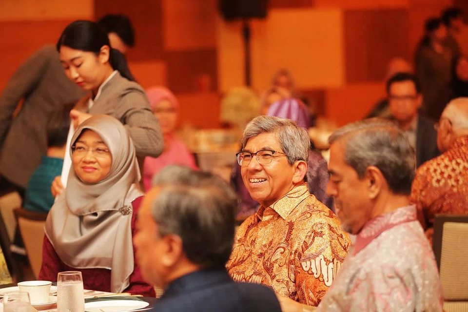JAMUAN PENGHARGAAN: Dr Yaacob Ibrahim (dua dari kanan) di majlis makan malam sebagai menghargai sumbangan beliau yang dianjurkan oleh masyarakat Melayu/Islam. - Foto fail 2018