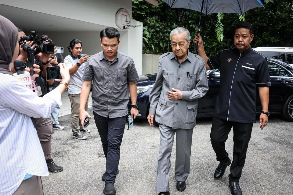 Mantan Perdana Menteri Malaysia, Tun Dr Mahathir Mohamad (dua dari kanan) menziarahi jenazah Allahyarham Tun Daim Zainuddin (gambar sisipan) di kediaman keluarga sahabat karibnya itu, di Persiaran Bukit Tunku, Kuala Lumpur.