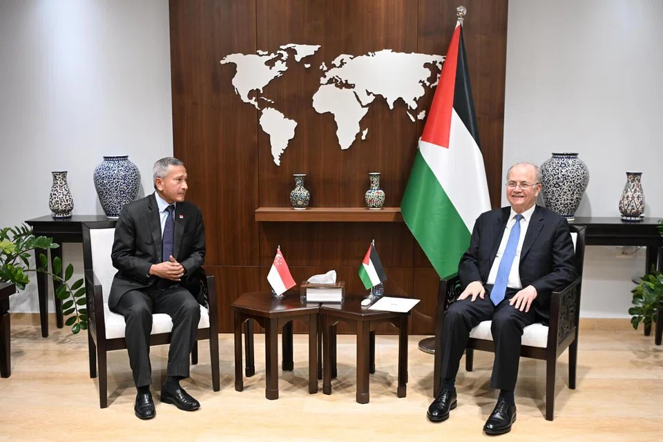 Menteri Ehwal Luar, Dr Vivian Balakrishnan (kiri), bertemu dengan Perdana Menteri Penguasa Palestin, Dr Mohammad Mustafa, di pejabatnya di Ramallah pada 4 November. 