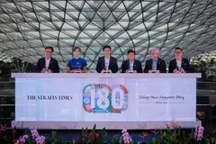 Ketua Editor Kumpulan Media Inggeris/Melayu/Tamil SPH Media, Encik Wong Wei Kong (kiri ke kanan); Menteri Penerangan dan Pembangunan Digital, Cik Josephine Teo; Perdana Menteri, Encik Lawrence Wong; Pengerusi SPH Media, Encik Khaw Boon Wan; Ketua Pegawai Eksekutif SPH Media, Encik Chan Yeng Kit; dan Editor ST, Encik Jaime Ho, melancarkan pameran bertajuk, ‘Heartbeats And Headlines: 180 Years Of Telling The Singapore Story’, di majlis jamuan gala The Straits Times sempena ulang tahunnya yang ke-180 di Jewel, Lapangan Terbang Changi pada 11 Julai.
