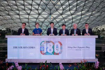 Ketua Editor Kumpulan Media Inggeris/Melayu/Tamil SPH Media, Encik Wong Wei Kong (kiri ke kanan); Menteri Penerangan dan Pembangunan Digital, Cik Josephine Teo; Perdana Menteri, Encik Lawrence Wong; Pengerusi SPH Media, Encik Khaw Boon Wan; Ketua Pegawai Eksekutif SPH Media, Encik Chan Yeng Kit; dan Editor ST, Encik Jaime Ho, melancarkan pameran bertajuk, ‘Heartbeats And Headlines: 180 Years Of Telling The Singapore Story’, di majlis jamuan gala The Straits Times sempena ulang tahunnya yang ke-180 di Jewel, Lapangan Terbang Changi pada 11 Julai.