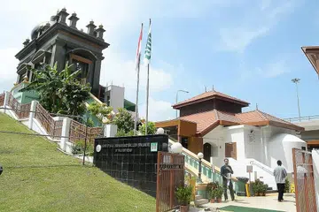 MASJID HAJI MOHD SALLEH: Dibina berdampingan dengan Makam Habib Noh oleh salah seorang sahabat baiknya sendiri, iaitu Haji Muhammad Salleh, bagi memudahkan mana-mana individu menunaikan solat di masjid terlebih dahulu, sebelum menziarahi makam tersebut. - Foto-foto fail, MASJID HAJI MUHAMMAD SALLEH