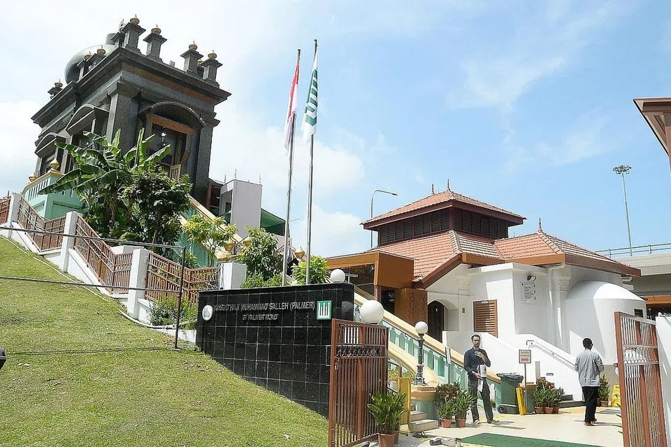 MASJID HAJI MOHD SALLEH: Dibina berdampingan dengan Makam Habib Noh oleh salah seorang sahabat baiknya sendiri, iaitu Haji Muhammad Salleh, bagi memudahkan mana-mana individu menunaikan solat di masjid terlebih dahulu, sebelum menziarahi makam tersebut. - Foto-foto fail, MASJID HAJI MUHAMMAD SALLEH