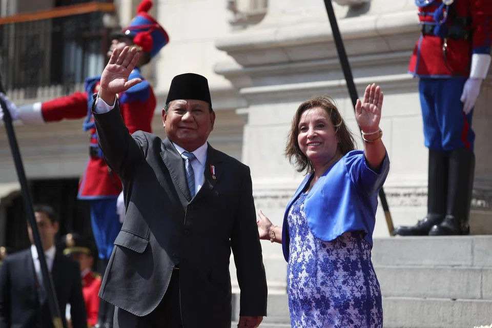 Presiden Peru, Cik Dina Boluarte (kanan), menyambut Presiden Indonesia, Encik Prabowo Subianto, dengan penghormatan ketenteraan di Istana Pemerintah Lima, Peru, pada 14 November sebelum menghadiri Sidang Puncak Pemimpin Kerjasama Ekonomi Asia-Pasifik (Apec).