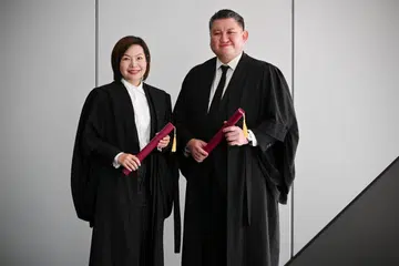 Encik Christopher Ong Siu Jin (kanan) dan Cik Blossom Hing Shan Shan, merupakan dua peguam kanan pertama yang dilantik selepas jawatankuasa pemilihan memperhalusi kriteria pelantikan pada 2024.
