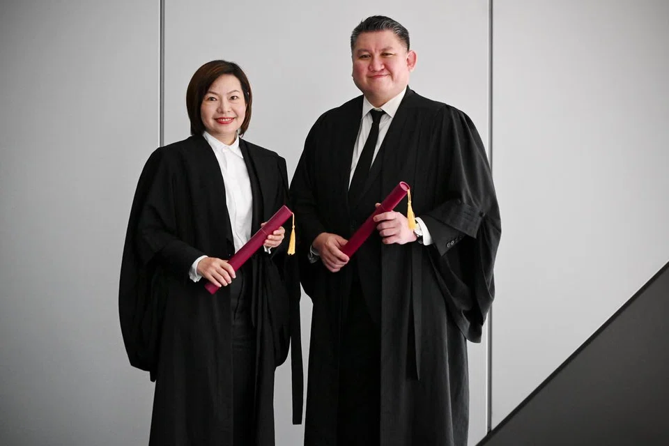 Encik Christopher Ong Siu Jin (kanan) dan Cik Blossom Hing Shan Shan, merupakan dua peguam kanan pertama yang dilantik selepas jawatankuasa pemilihan memperhalusi kriteria pelantikan pada 2024.