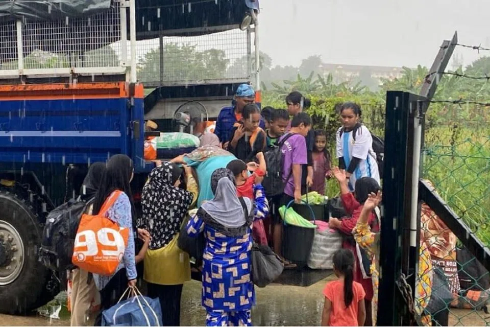 Anggota angkatan Pertahanan Awam (APM) Negeri Sabah membantu memindahkan penduduk yang terjejas banjir di Beaufort dan Membakut.