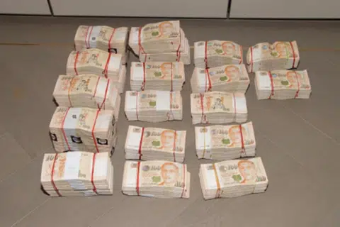 WANG TUNAI DITEMUI: Wang tunai bernilai lebih $23 juta juga ditemui dan dirampas polis. 