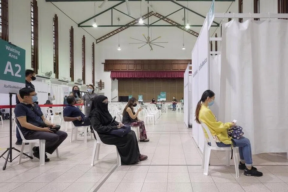 Orang ramai menunggu giliran mendapatkan suntikan vaksin di pusat vaksinasi di Kelab Masyarakat Tanjong Pagar pada 26 Januari lalu.