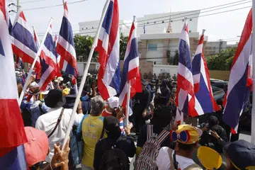 Sekumpulan Nasionalis Thailand berhimpun di hadapan Kedutaan Kemboja bagi membantah pertikaian sempadan Thai-Kemboja di Bangkok, Thailand pada 6 Jun 2025.
Golongan nasionalis itu mengibarkan bendera negara dan mendesak tindakan tegas diambil bagi mempertahankan kedaulatan Thailand, susulan insiden tembak-menembak antara tentera Thai dan Kemboja di kawasan Chong Bok, wilayah Ubon Ratchathani pada 28 Mei lalu yang mengorbankan seorang anggota tentera Kemboja.
Walaupun kerajaan Thailand bertegas mahu menyelesaikan pertikaian melalui rundingan dua hala, beberapa kawasan sempadan kini diletakkan dalam keadaan berjaga-jaga.