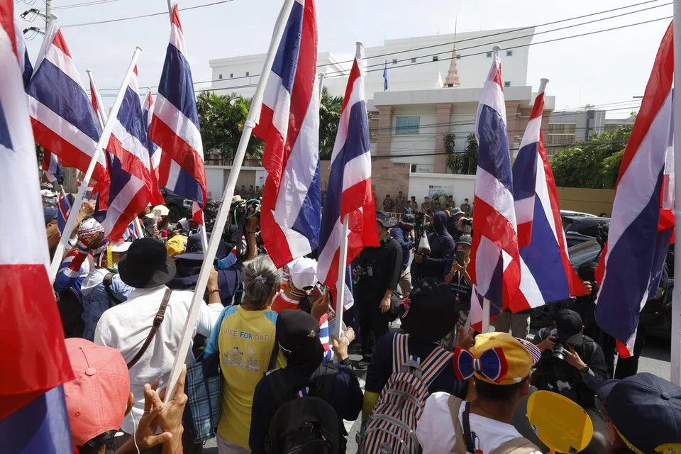 Sekumpulan Nasionalis Thailand berhimpun di hadapan Kedutaan Kemboja bagi membantah pertikaian sempadan Thai-Kemboja di Bangkok, Thailand pada 6 Jun 2025.
Golongan nasionalis itu mengibarkan bendera negara dan mendesak tindakan tegas diambil bagi mempertahankan kedaulatan Thailand, susulan insiden tembak-menembak antara tentera Thai dan Kemboja di kawasan Chong Bok, wilayah Ubon Ratchathani pada 28 Mei lalu yang mengorbankan seorang anggota tentera Kemboja.
Walaupun kerajaan Thailand bertegas mahu menyelesaikan pertikaian melalui rundingan dua hala, beberapa kawasan sempadan kini diletakkan dalam keadaan berjaga-jaga.