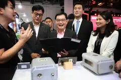 Timbalan Perdana Menteri, Encik Heng Swee Keat (tengah), mengunjungi reruai pameran pada hari pertama Minggu Inovasi dan Teknologi Singapura (Switch) 2024 pada 28 Oktober.