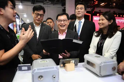Timbalan Perdana Menteri, Encik Heng Swee Keat (tengah), mengunjungi reruai pameran pada hari pertama Minggu Inovasi dan Teknologi Singapura (Switch) 2024 pada 28 Oktober.