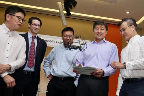TERBANG DRON: Setiausaha Agung NTUC, Encik Ng Chee Meng (dua dari kanan), cuba menerbangkan dron di reruai NTUC Learning Hub di acara Minggu Marin semalam. Bersama beliau ialah (dari kiri) pengerusi kelompok kejuruteraan NTUC, Encik Tommy Goh; Pengarah Asia Pasific Institut Kejuruteraan, Sains dan Teknologi Marin (IMarEST), Encik David Kelly; Presiden Persatuan Industri Marin Singapura (ASMI), Encik Abu Bakar Mohd Nor; dan Pengurus Jualan NTUC Learning Hub, Encik Roy Chin. - Foto THE STRAITS TIMES