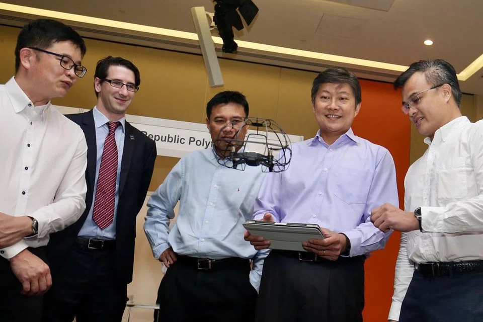 TERBANG DRON: Setiausaha Agung NTUC, Encik Ng Chee Meng (dua dari kanan), cuba menerbangkan dron di reruai NTUC Learning Hub di acara Minggu Marin semalam. Bersama beliau ialah (dari kiri) pengerusi kelompok kejuruteraan NTUC, Encik Tommy Goh; Pengarah Asia Pasific Institut Kejuruteraan, Sains dan Teknologi Marin (IMarEST), Encik David Kelly; Presiden Persatuan Industri Marin Singapura (ASMI), Encik Abu Bakar Mohd Nor; dan Pengurus Jualan NTUC Learning Hub, Encik Roy Chin. - Foto THE STRAITS TIMES