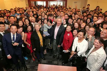 KENANGAN BERSAMA PM LEE DI NEW YORK: Encik Lee dan isteri bergambar bersama sekitar 400 warga Singapura yang menetap di New York dalam satu majlis khas kelmarin. - Foto MCI