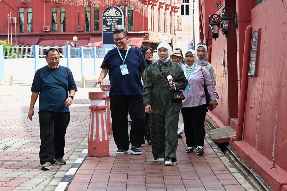 (Dari kiri) Ustaz Hannan, Suhaimi dan Kak Lina Pom Pom meneroka sekitar Melaka.