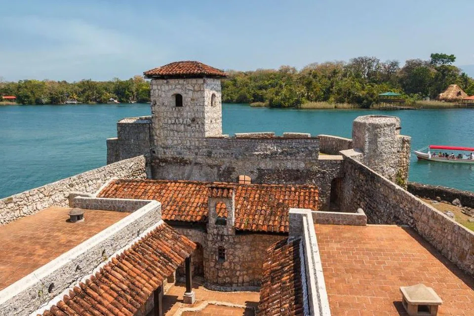 PEMANDANGAN DARI ISTANA: Istana Castillo de San Felipe menawarkan pemandangan panaroma tasik yang menakjubkan. 