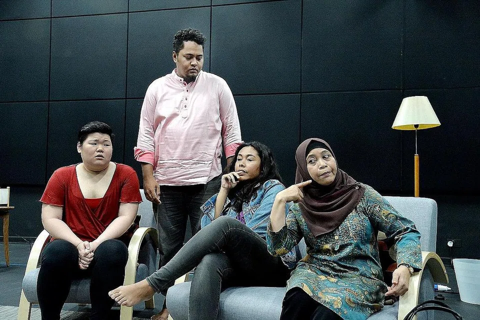 DEKAT DI HATI PENONTON: Barisan pelakon yang menjayakan Drip (dari kiri), Deonn Yang, Faizal Abdullah, Shafiqhah Efandi dan Nurijah Sahat. Drama teater tulisan Nabilah Said itu mengisahkan perkahwinan antara kaum dan memaparkan pemerhatian tajam terhadap keluarga dan masyarakat di Singapura. - Foto M.O. SALLEH