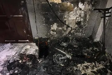 DEK BATERI PMD: Dua kebakaran, (gambar atas) di Blok 301 Ang Mo Kio dan di Blok 52 Marine Terrace, telah dilaporkan kepada SCDF kelmarin yang melibatkan bateri PMD yang sedang dicas. - Foto FACEBOOK SCDF