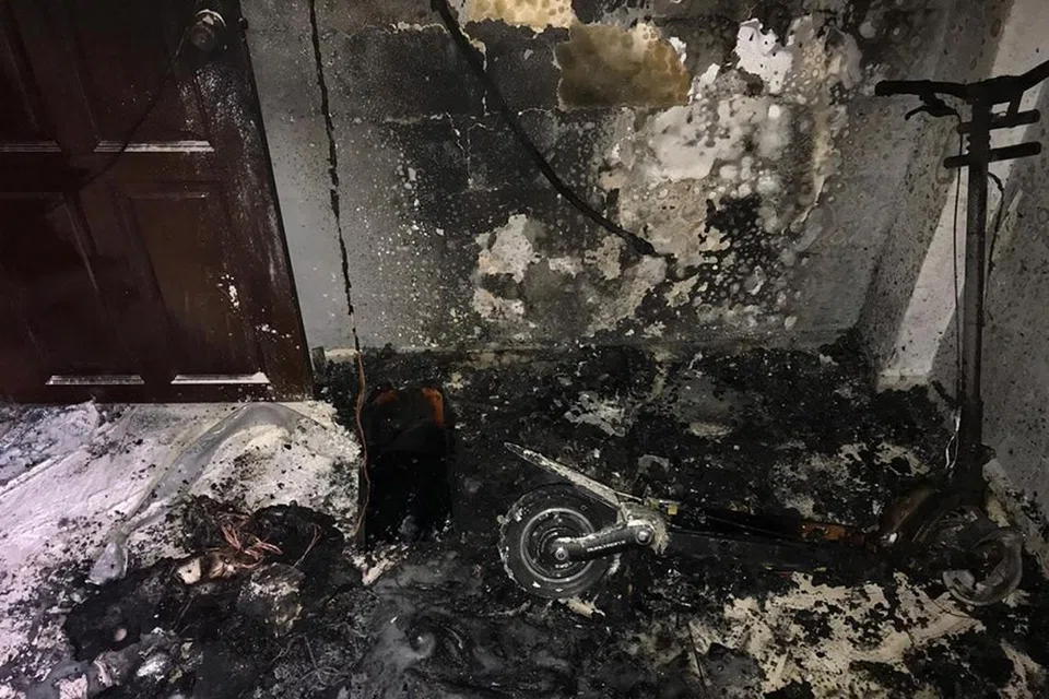 DEK BATERI PMD: Dua kebakaran, (gambar atas) di Blok 301 Ang Mo Kio dan di Blok 52 Marine Terrace, telah dilaporkan kepada SCDF kelmarin yang melibatkan bateri PMD yang sedang dicas. - Foto FACEBOOK SCDF