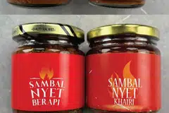 KELIRUKAN PELANGGAN: Pempengaruh media sosial dan usahawan berjaya di Malaysia, Encik Khairul Aming, mengongsi perbezaan produk Sambal Nyet keluarannya (botol kiri) dan yang cuba ditiru seorang peniaga lain (botol kanan).
