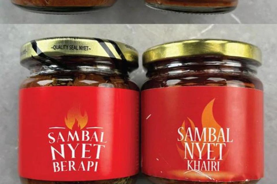 KELIRUKAN PELANGGAN: Pempengaruh media sosial dan usahawan berjaya di Malaysia, Encik Khairul Aming, mengongsi perbezaan produk Sambal Nyet keluarannya (botol kiri) dan yang cuba ditiru seorang peniaga lain (botol kanan).