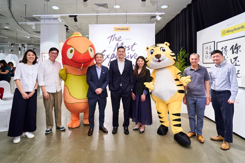 Maybank Singapura telah menganjurkan ‘The Most Expensive Words’, sebuah pameran seni istimewa di Akademi Seni Halus Nanyang (Nafa). Turut hadir ialah para pegawai daripada Persatuan Bank Singapura (ABS), Maybank Singapura, Pasukan Polis Singapura dan Majlis Pencegahan Jenayah Kebangsaan (NCPC).