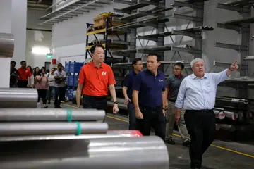 Menteri Negara Kanan (Pertahanan merangkap Tenaga Manusia), Encik Zaqy Mohamad (tengah), diiringi Penolong Setiausaha Agung Kongres Kesatuan Sekerja Kebangsaan (NTUC), Encik Melvin Yong (kiri),  dan Pengerusi Eksekutif merangkap Ketua Pegawai Eksekutif HH Group, Encik Low Chui Heng, semasa satu lawatan ke HH Stainless di Gul Crescent pada 9 Oktober.