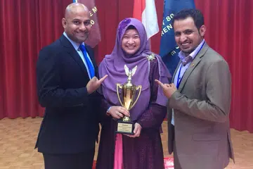 MUNCUL JUARA: Cik Wiwiek muncul juara peraduan berpidato Toastmaster di peringkat nasional. (Kiri) ialah Encik Manoj Vasudevan, juara tahun lalu dan (kanan) ialah Encik Mohamed Al-Qahtani, juara antarabangsa 2015 dari Arab Saudi. - Foto WIWIEK NAJIHAH HAIRUDIN