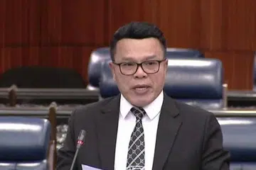 Encik Mohd Azizi Abu Naim hilang keahlian dalam Parti Pribumi Bersatu Malaysia (Bersatu) selepas menyatakan sokongan terhadap kepimpinan Perdana Menteri Malaysia, Datuk Seri Anwar Ibrahim, menyebabkan kerusi  Dewan Undangan Negeri Nenggiri di Kelantan yang disandangnya sebelum ini diisytihar kosong bermula 19 Jun.