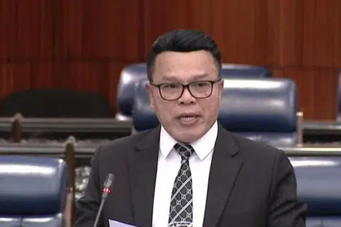 Encik Mohd Azizi Abu Naim hilang keahlian dalam Parti Pribumi Bersatu Malaysia (Bersatu) selepas menyatakan sokongan terhadap kepimpinan Perdana Menteri Malaysia, Datuk Seri Anwar Ibrahim, menyebabkan kerusi  Dewan Undangan Negeri Nenggiri di Kelantan yang disandangnya sebelum ini diisytihar kosong bermula 19 Jun.