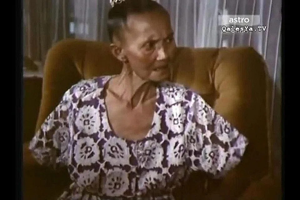 DISAYANGI DAN DISENANGI: Mak Enon yang sering diberi watak pembantu becok, garang, lucu atau bersahaja sering mengikuti rombongan pelakon Malaysia ke festival filem di dalam dan luar negara sekitar tahun 1970-an dan 1980-an. - Foto ARKIB FILEM MELAYU